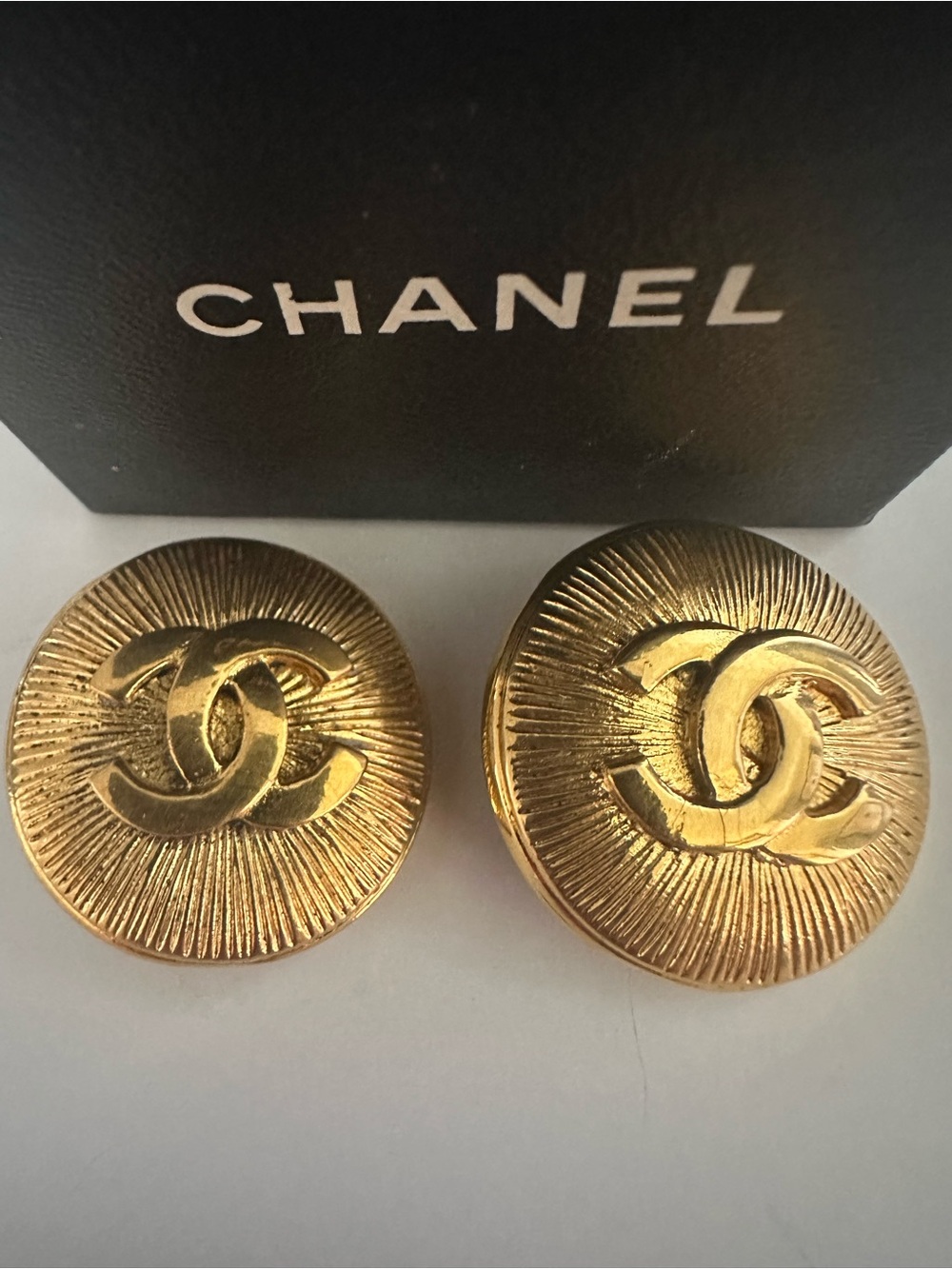 RARE Vintage CHANEL Jumbo CC Sunburst Clip-On Earrings 94P Spring 1994 - Picture 5 of 16